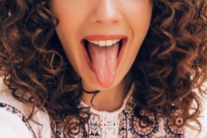 Todo lo que debes saber sobre los granos en la lengua