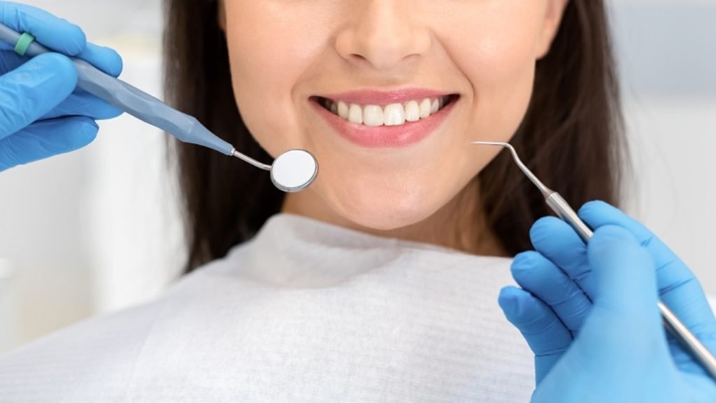 ¿Sabes en qué consiste una limpieza dental y qué beneficios aporta a tu salud? ¿Sabes en qué consiste una limpieza dental y qué beneficios aporta a tu salud?