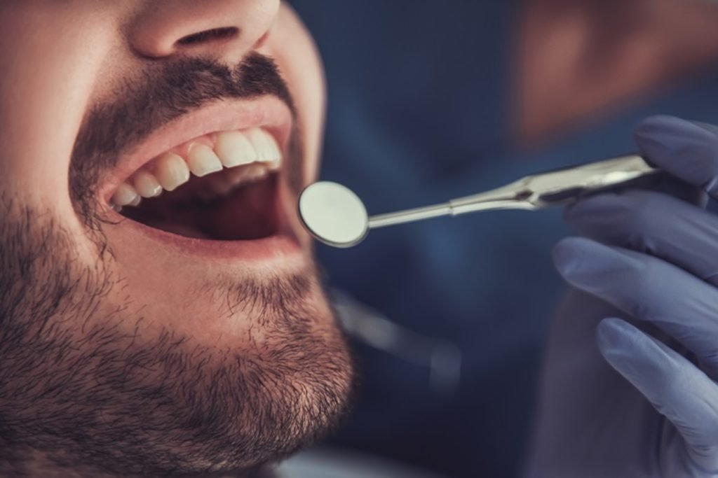¿Sabes en qué consiste una limpieza dental y qué beneficios aporta a tu salud? ¿Sabes en qué consiste una limpieza dental y qué beneficios aporta a tu salud?